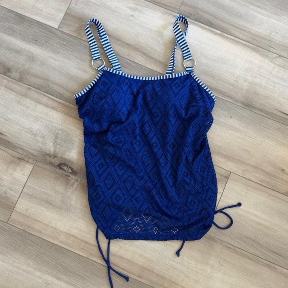 Blue tankini bikini top with white diamond pattern, size L lace design